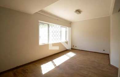 Imagem: A casa para alugar possui 4 Dormitórios, 5 Banheiros, 5 Vagas