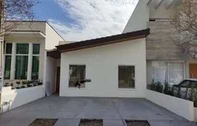 Imagem: A casa em condomínio possui 3 Dormitórios, 1 Banheiro, 2 Vagas