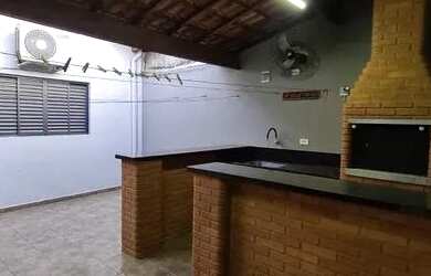 Imagem: A casa possui 2 Dormitórios, 1 Banheiro, 2 Vagas na garagem