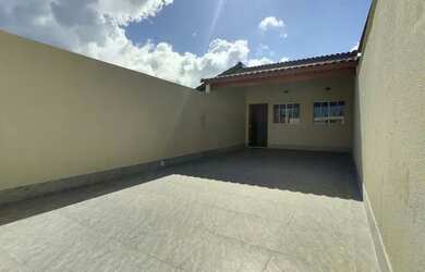 Imagem: A casa possui 2 Dormitórios, 3 Banheiros, 4 Vagas na garagem