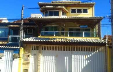 Imagem: A casa possui 3 Dormitórios, 3 Banheiros, 2 Vagas na garagem