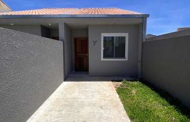 Imagem: A casa possui 2 Dormitórios, 1 Banheiro, 2 Vagas na garagem