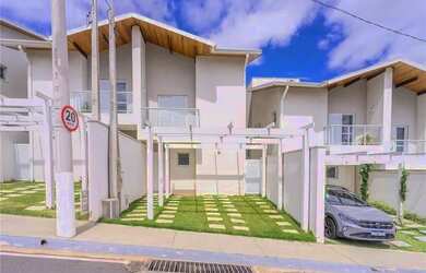 Imagem: A casa possui 3 Dormitórios, 3 Banheiros, 2 Vagas na garagem