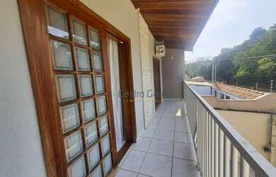 Imagem: A casa possui 4 Dormitórios, 3 Banheiros, 3 Vagas na garagem