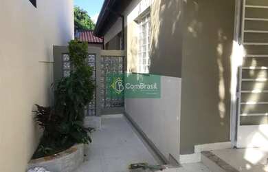 Imagem: A casa possui 3 Dormitórios, 2 Banheiros, 180m² de Área e