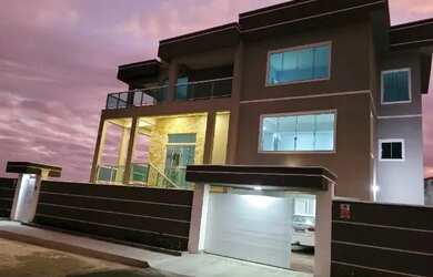 Imagem: A casa possui 3 Dormitórios, 5 Banheiros, 2 Vagas na garagem