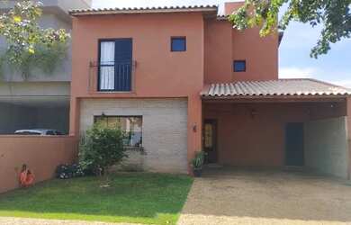 Imagem: A casa em condomínio possui 4 Dormitórios, 4 Banheiros, 4