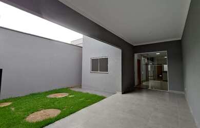 Imagem: A casa possui 3 Dormitórios, 2 Banheiros, 2 Vagas na garagem