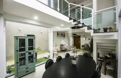 Imagem: A casa possui 4 Dormitórios, 5 Banheiros, 4 Vagas na garagem