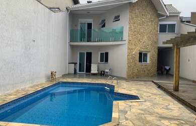 Imagem: A casa possui 4 Dormitórios, 2 Banheiros, 4 Vagas na garagem