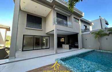 Imagem: A casa em condomínio possui 4 Dormitórios, 5 Banheiros, 5