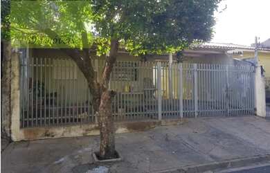 Imagem: A casa possui 2 Dormitórios, 1 Banheiro, 2 Vagas na garagem