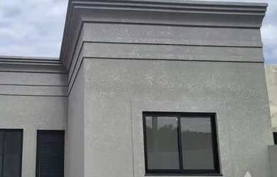 Imagem: A casa possui 3 Dormitórios, 2 Banheiros, 2 Vagas na garagem