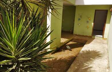 Imagem: A casa possui 3 Dormitórios, 3 Banheiros, 2 Vagas na garagem