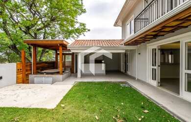 Imagem: A casa em condomínio possui 5 Dormitórios, 5 Banheiros, 4