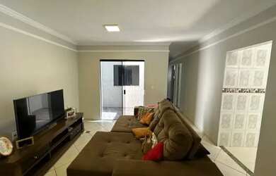 Imagem: A casa possui 3 Dormitórios, 2 Banheiros, 2 Vagas na garagem