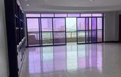 Imagem: O apartamento possui 4 Dormitórios, 5 Banheiros, 3 Vagas na