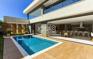 Imagem: A casa em condomínio possui 4 Dormitórios, 5 Banheiros, 3