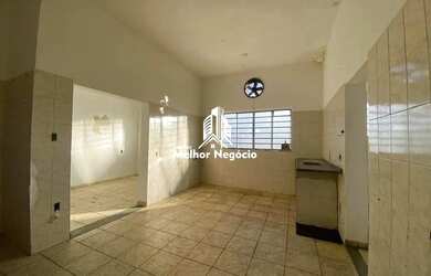 Imagem: O depósito à venda possui 5 Vagas na garagem e 152m² de Área