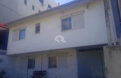 Imagem: A casa possui 4 Dormitórios, 2 Banheiros, 3 Vagas na garagem