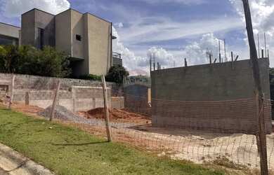 Imagem: A casa possui 2 Dormitórios, 3 Banheiros, 4 Vagas na garagem