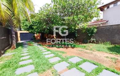 Imagem: A casa possui 2 Dormitórios, 1 Banheiro, 5 Vagas na garagem