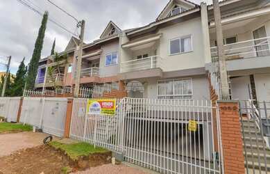 Imagem: A casa possui 3 Dormitórios, 3 Banheiros, 2 Vagas na garagem