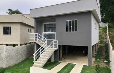 Imagem: A casa possui 2 Dormitórios, 2 Banheiros, 2 Vagas na garagem