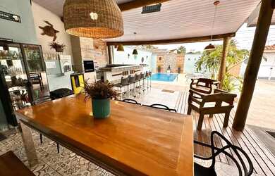 Imagem: A casa possui 4 Dormitórios, 4 Banheiros, 4 Vagas na garagem