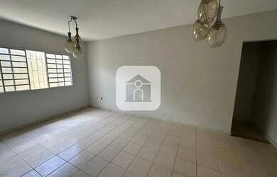 Imagem: A casa possui 3 Dormitórios, 3 Banheiros, 480m² de Área e