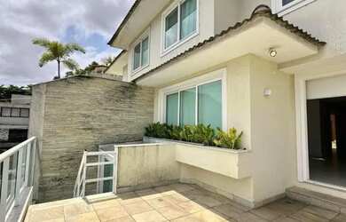 Imagem: A casa em condomínio possui 5 Dormitórios, 5 Banheiros, 3