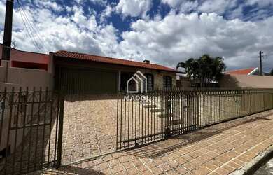Imagem: A casa possui 3 Dormitórios, 3 Banheiros, 5 Vagas na garagem