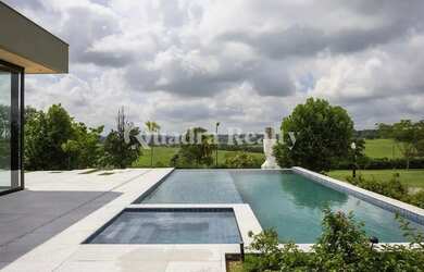 Imagem: A casa em condomínio possui 5 Dormitórios, 5 Banheiros e 600m²