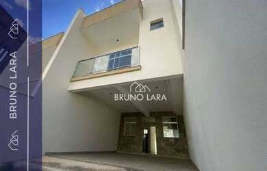 Imagem: A casa possui 3 Dormitórios, 2 Banheiros, 2 Vagas na garagem