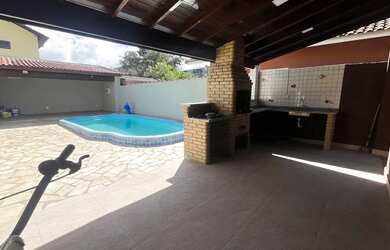 Imagem: A casa possui 2 Dormitórios, 2 Banheiros, 4 Vagas na garagem