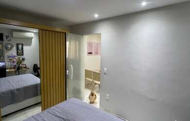 Imagem: A casa possui 1 Dormitório, 1 Banheiro, 1 Vaga na garagem e