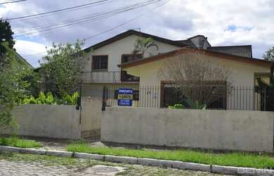 Imagem: A casa possui 3 Dormitórios, 3 Banheiros, 3 Vagas na garagem