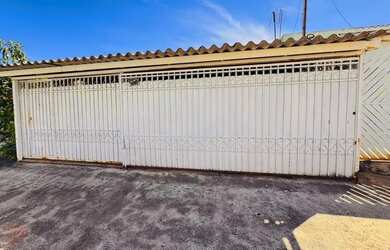Imagem: A casa possui 3 Dormitórios, 1 Banheiro, 2 Vagas na garagem