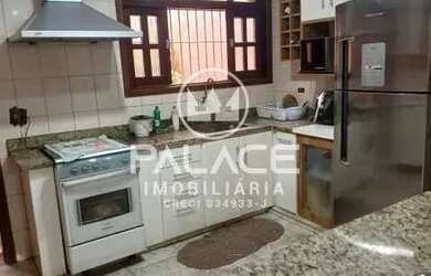 Imagem: A casa possui 2 Dormitórios, 1 Banheiro, 2 Vagas na garagem