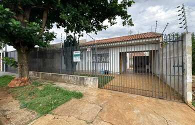 Imagem: A casa possui 3 Dormitórios, 4 Banheiros, 2 Vagas na garagem