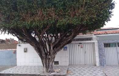 Imagem: A casa possui 4 Dormitórios, 3 Banheiros e 1 Vaga na garagem