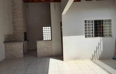 Imagem: A casa possui 2 Dormitórios, 2 Banheiros, 4 Vagas na garagem