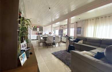 Imagem: A casa possui 2 Dormitórios, 2 Banheiros, 4 Vagas na garagem