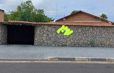 Imagem: A casa possui 2 Dormitórios, 1 Banheiro, 1 Vaga na garagem