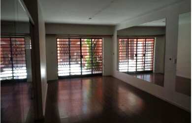 Imagem: A casa possui 3 Dormitórios, 5 Banheiros, 2 Vagas na garagem