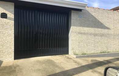 Imagem: A casa possui 4 Dormitórios, 1 Banheiro, 2 Vagas na garagem