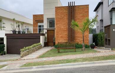 Imagem: A casa em condomínio possui 4 Dormitórios, 5 Banheiros, 4