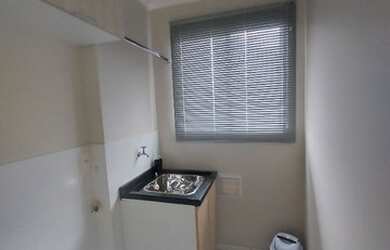 Imagem: O apartamento possui 2 Dormitórios, 1 Banheiro, 1 Vaga na garagem