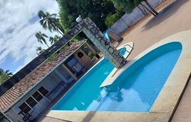 Imagem: A casa possui 5 Dormitórios, Acomodam 20 pessoas e 4 Vagas