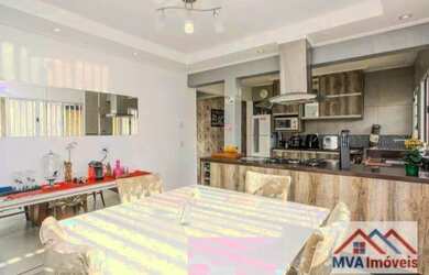 Imagem: A casa possui 2 Dormitórios, 3 Banheiros, 4 Vagas na garagem